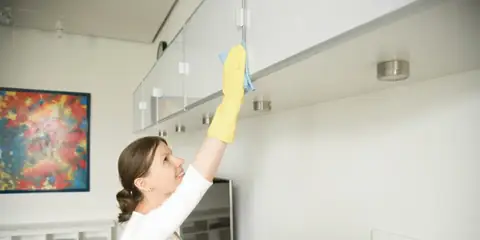 How to Clean Kitchen Cabinets – Expert Tips