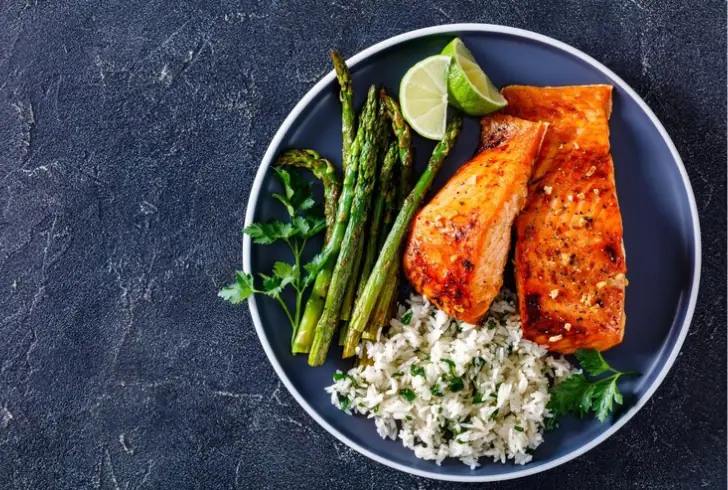 Image by viewfrommypoint on freepik | Two salmon fillets with veggies and rice, plus choice of red meat or white fish with more veggies.