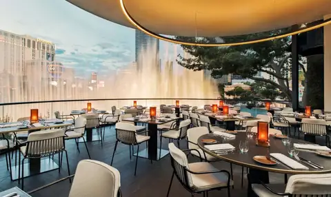You Can Now Enjoy An Amazing View With Amazing Food In This Restaurant That Made Las Vegas Popular