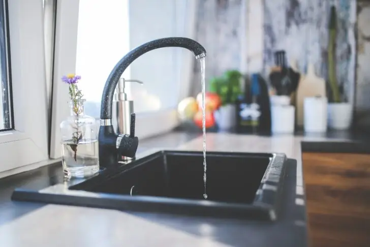 How to accessorize a kitchen counter?