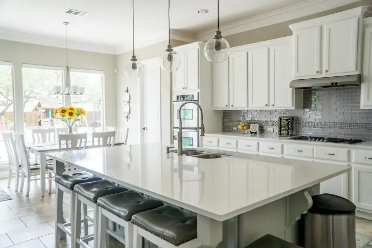 How to accessorize a kitchen counter?